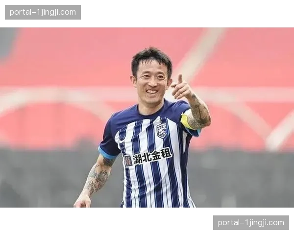 姜至鹏首轮肘击染红离场 新鹏城队长成惨败直接导火索